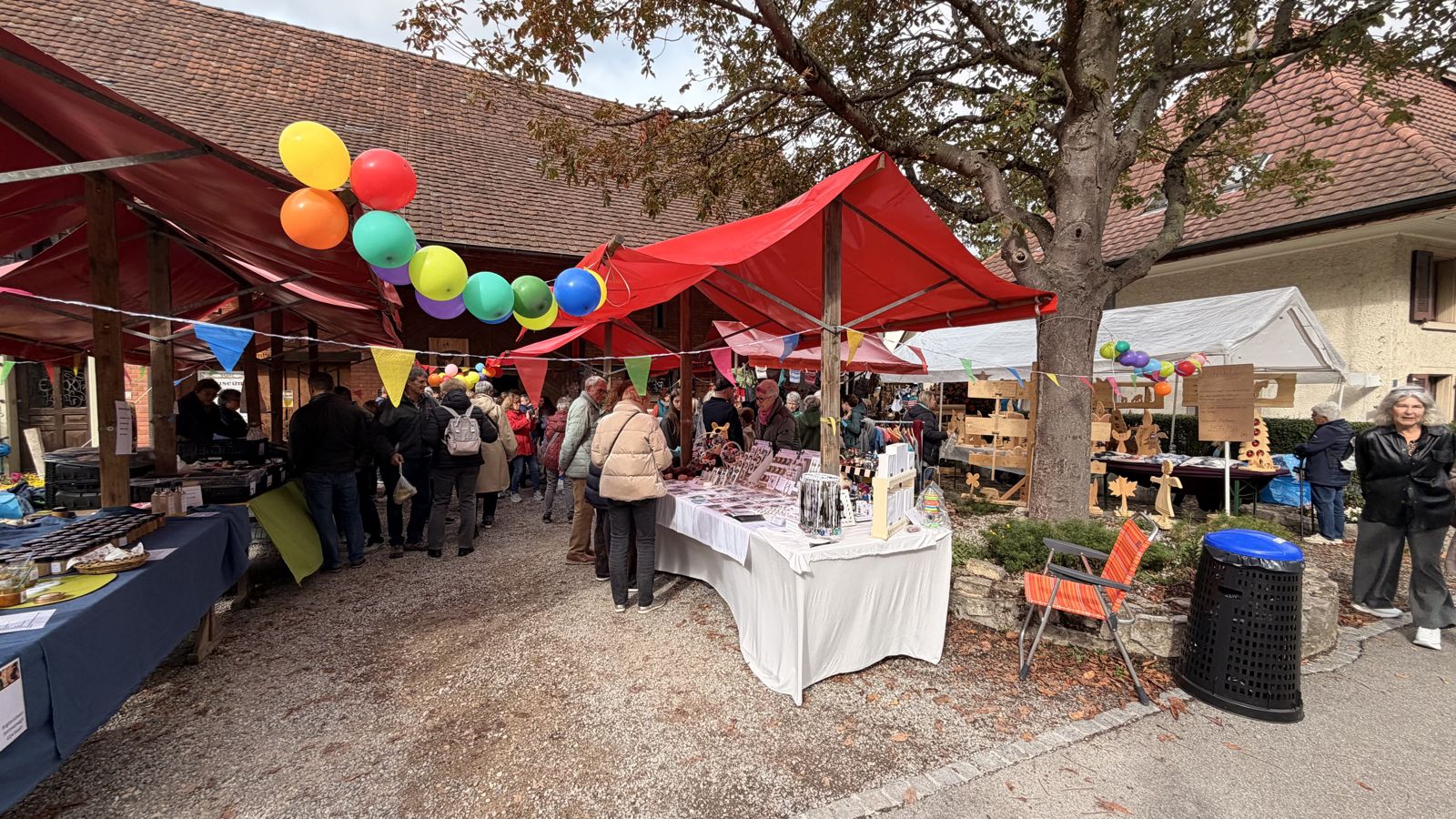 Herbschtmärt 2026 rund ums Melihus: Bunte Marktgasse unter roten Dächern