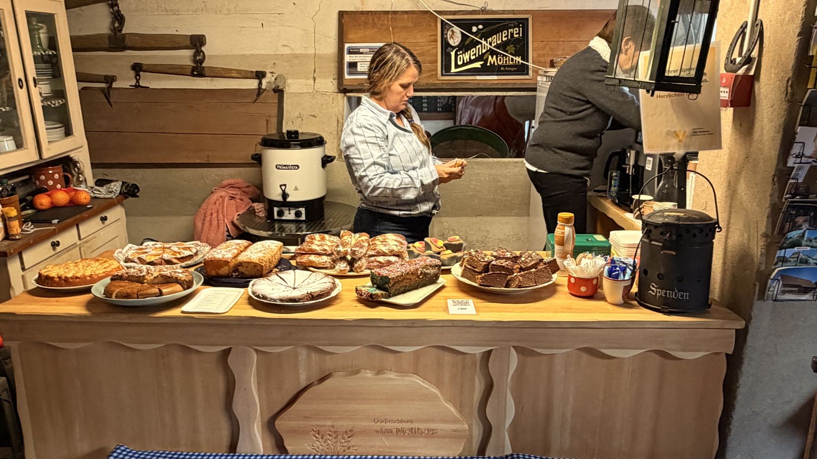 Herbschtmärt 2026 rund ums Melihus: Kuchenbuffet in der Kaffeestube