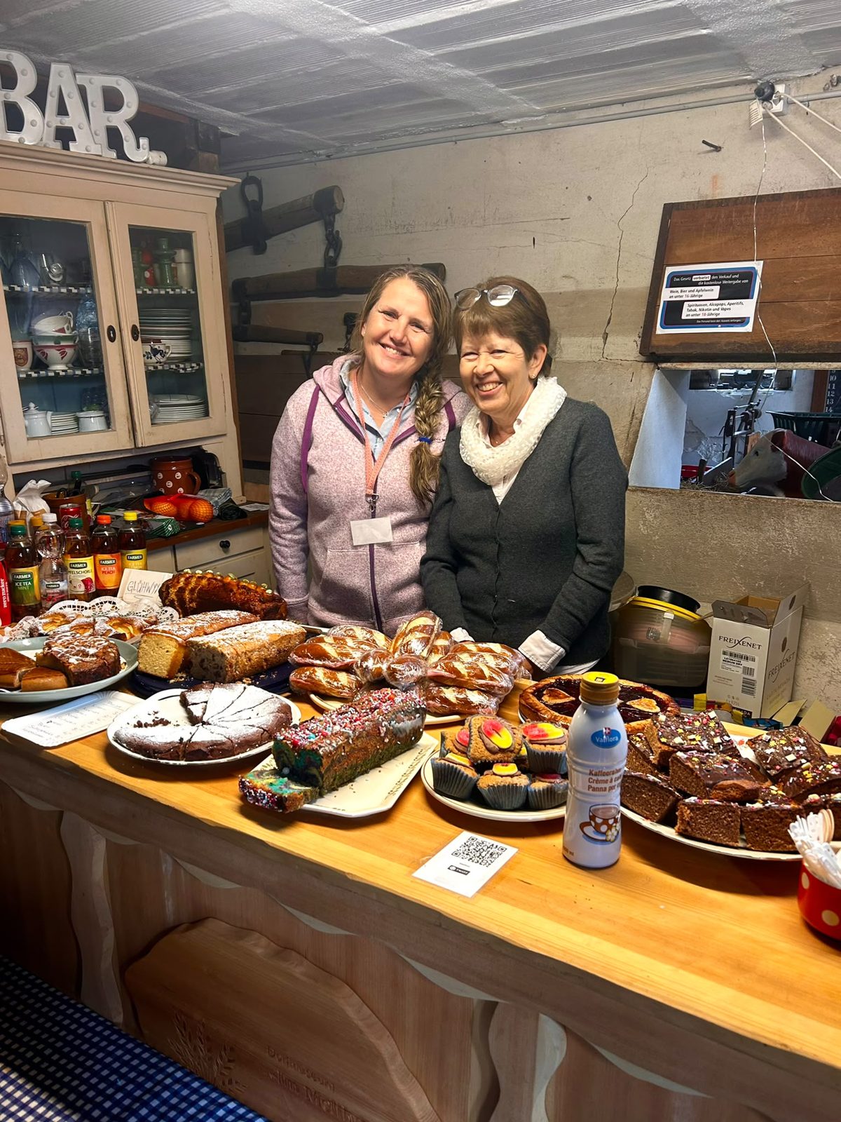 Herbschtmärt 2026: Das Team der Kaffeestube hinter dem Kuchenbuffet im Melihus