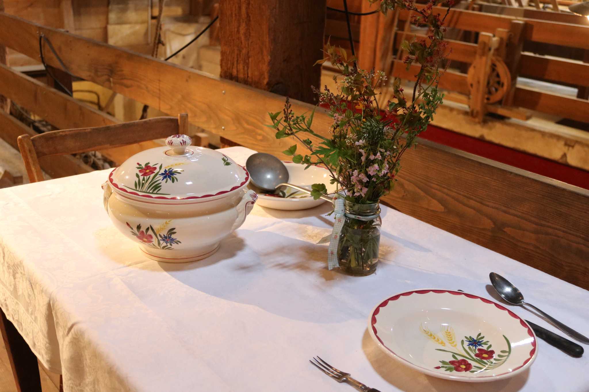 Historisch gedeckter Tisch mit Geschirr aus der Sammlung